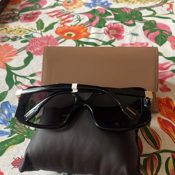 🎁 GIVVY 🎁 NWB BURBERRY London Oversized Sunglasses Black - Picture 5 of 8